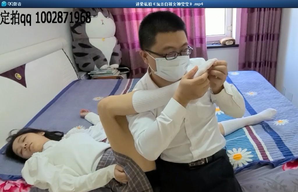 迷晕私拍《玩弄白袜女神莹莹》 片长15分钟，1080p全高清拍摄。居住在我楼下的美女莹莹每天都穿着性感白袜，在楼道里面经常遇见，让我垂涎三尺，于是我做出了一个伟大的决定“迷晕白袜女神”....本片为一往情深绳艺工作室定拍作品，版权所有，定拍咨询qq1002871968  欢迎定拍约拍咨询交流。“网盘文件为压缩包，统一解压密码ywqs”