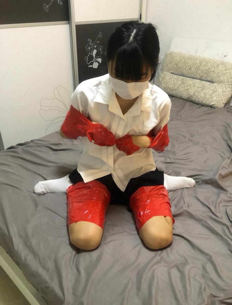 【新月原创】【红豆】JK白棉袜 小狗式捆绑 胶带缠绕包手捆绑M腿 站内众筹中也请多多支持！ - 视频已发布！视频原味、约绑攻略有售直接滴 QQ: 629374436! ! ! 本工作室正式启动会员优惠折扣方案 ， 请有兴趣的同好加 Q详询。定制图片小视频价格优惠～～ [蟹缚,中国女孩,胶带,棉袜,口罩,人形犬,JK]
