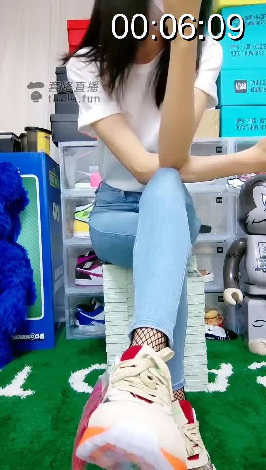 【暴力美学S】滚过来清理鞋底，网袜 原创作者：暴力美学S<br>暴力美学S第一视角紧身牛仔裤 AJ运动鞋渔网袜调教贱狗 贱狗还不跪在美学大人的脚下等待调教