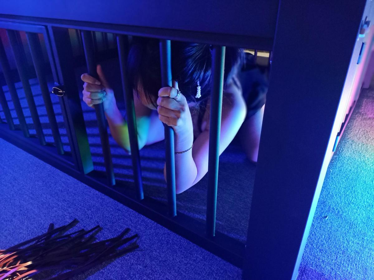 牢笼关押反差人妻 - 反差人妻小影子，第一次体验睡狗笼的感觉，既兴奋又紧张，它说在里面安全感满满，想一直呆在里面…… [中国女孩,铁笼,放置,凌辱]