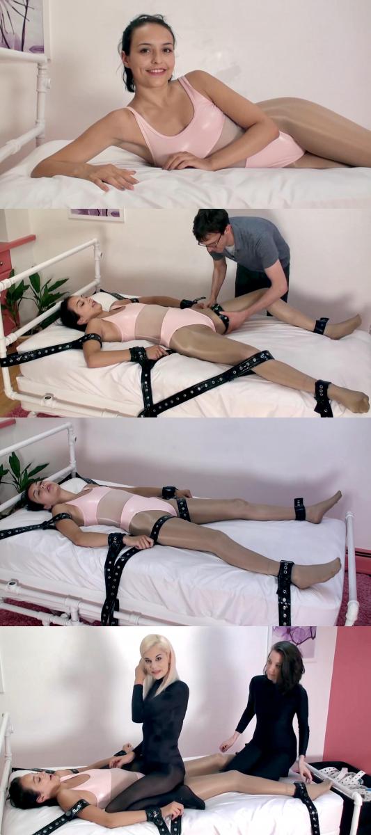 Poppy's First Bondage Play 被捆绑主的女M并不想乖乖就范，拼命挣扎挣脱了拘束带。<br>结果被发现了，又重新被人用拘束带紧紧固定在床上。<br>恰巧两位女S路过，两个人嬉笑着骑到女M身上狠狠的一顿挠痒输出。<br><br>两位女S——黑丝 黑体操服<br>女M——油亮肉丝 高叉泳衣<br><br><br><br><br>PS：<br>Helix女王是TAT工作室老牌女S了，现在基本也不出新视频了。<br>我挑着不错的发一下，喜欢的就购买留着收藏吧。<br><br>Helix女王的特点是身材，有一种很好地的匀称美。<br>要胸有胸，窄翘的屁股，柔软的腰。<br>笔直的腿，曲线柔和，纤细的小腿，微微肉的大腿根。<br>这种几乎完美的身材，配上丝袜和紧身衣，真的让人有种想拜倒在她脚下任她践踏的冲动。<br>相比来讲Helix的长相偏清素，没有Lucid勾人的眼睛，也没有Mandy的妖艳。<br>但是Helix胜就胜在她极致顶尖的身材。