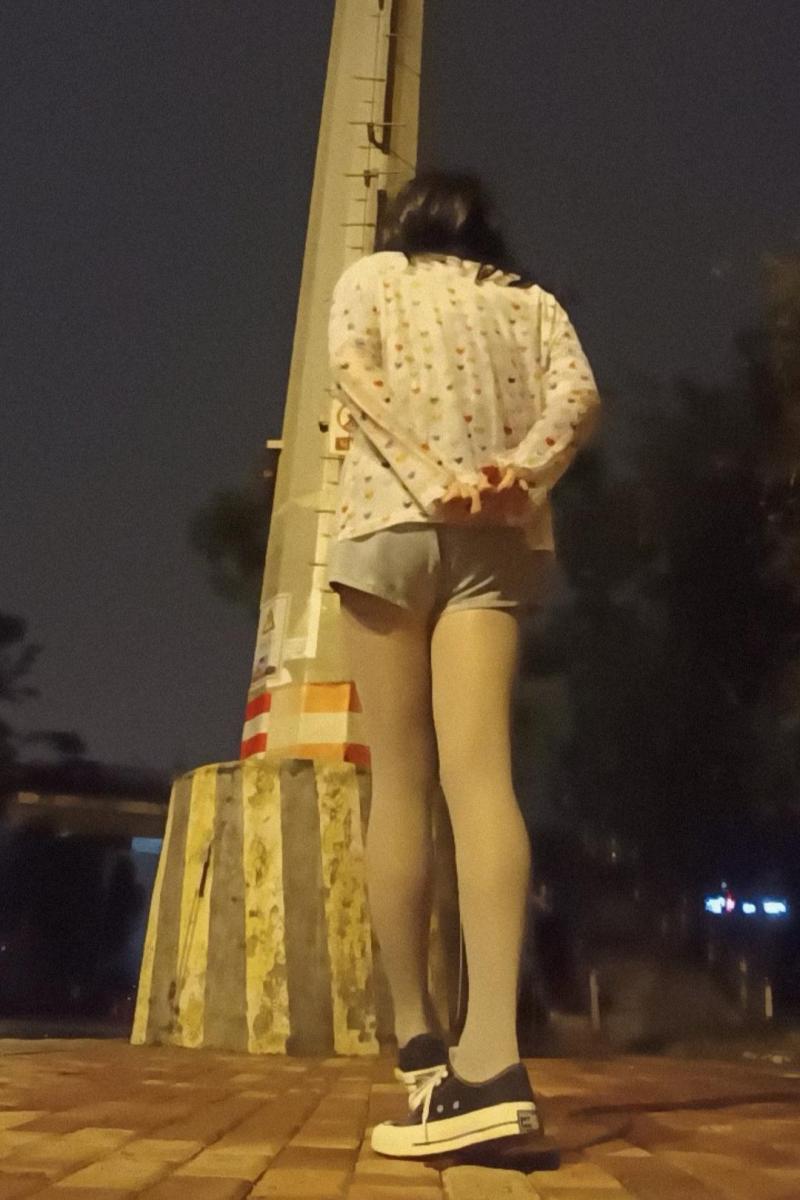 初来乍到，一点自拍。丝袜帆布鞋热裤 - emmm....是男孩子，喜欢丝袜帆布鞋，当然还有绳子，这一套木有自缚。 [Pantyhose,Grey pantyhose,Canvas shoe,Outdoor,LGBTQ,Shorts,Pantyhose,Gray Pantyhose]