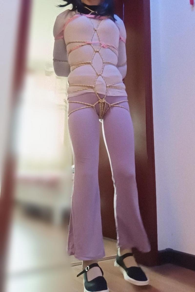 瑜伽服布鞋龟甲缚自缚 - 嗯。戴了口球，不过口罩挡住了，怕口水滴地板上。 [龟甲缚,堵嘴,伪娘,口球,布鞋]