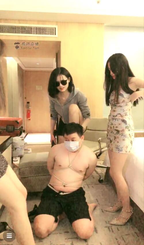 独家超清 舔狗也配跟我表白 三主一奴 捆绑【桃子大大】 套路直播调教追求者，舔狗变成狗                                                    三位模特女王，捆绑踩踏踢裆鞭打羞辱恋足奴
