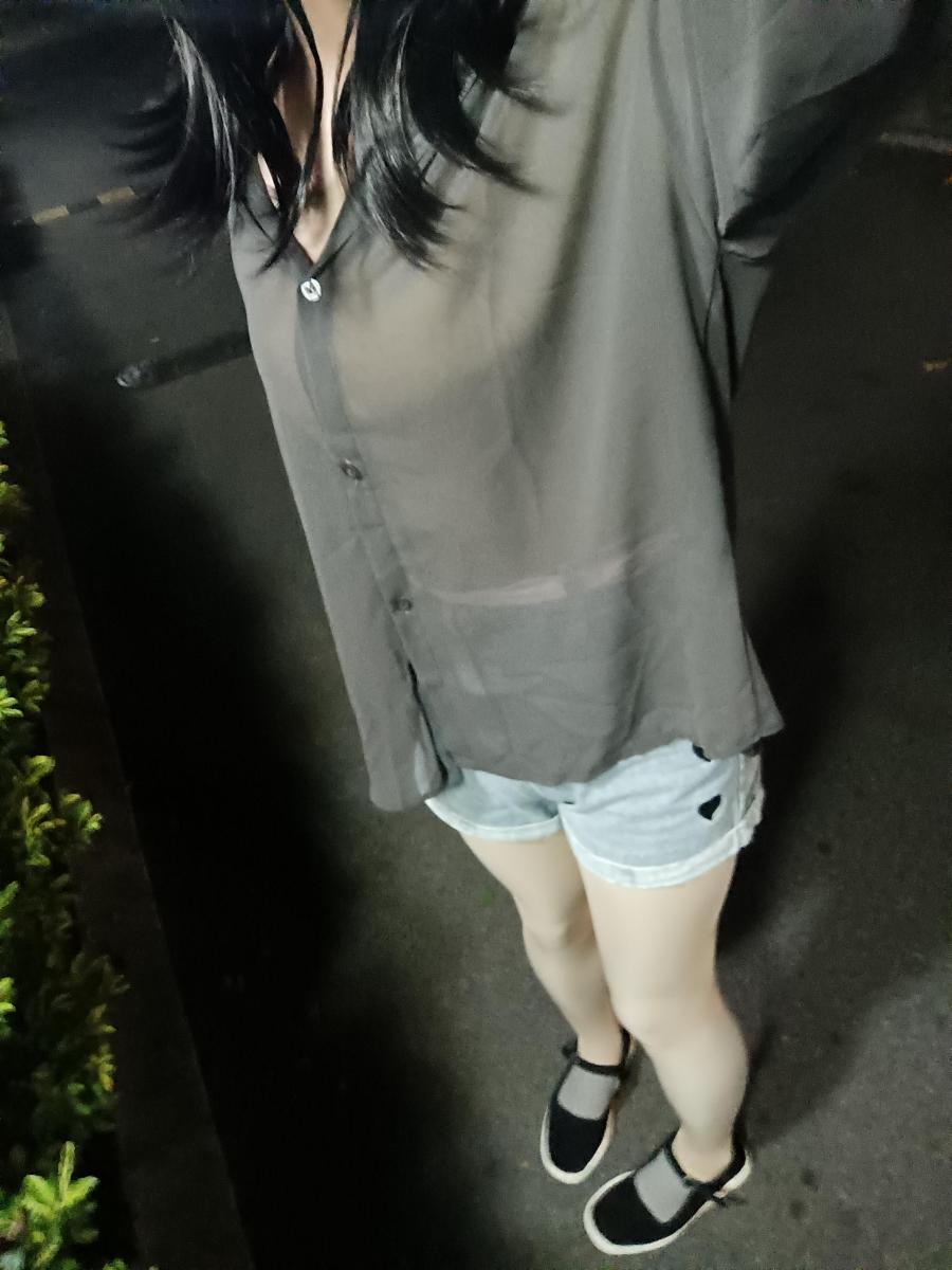 热裤丝袜布鞋，夜游小区 - 拍的有点糊，各位老爷随便看看吧。主要是后面戴了小玩具，实在是没心思拍/(ㄒoㄒ)/~~，太刺激啦。。下楼的时候电梯里还被楼下一家四口堵个正着，都10点了还带小朋友出去玩。,,ԾㅂԾ,,一直被盯着感觉太怪啦，还好没被绑着。不过我的穿搭也很怪，是真的想跳电梯。つ﹏⊂ [Grey pantyhose,Pocket Vibrator,Outdoor,LGBTQ,Shorts,Exposing,Cloth Shoes]
