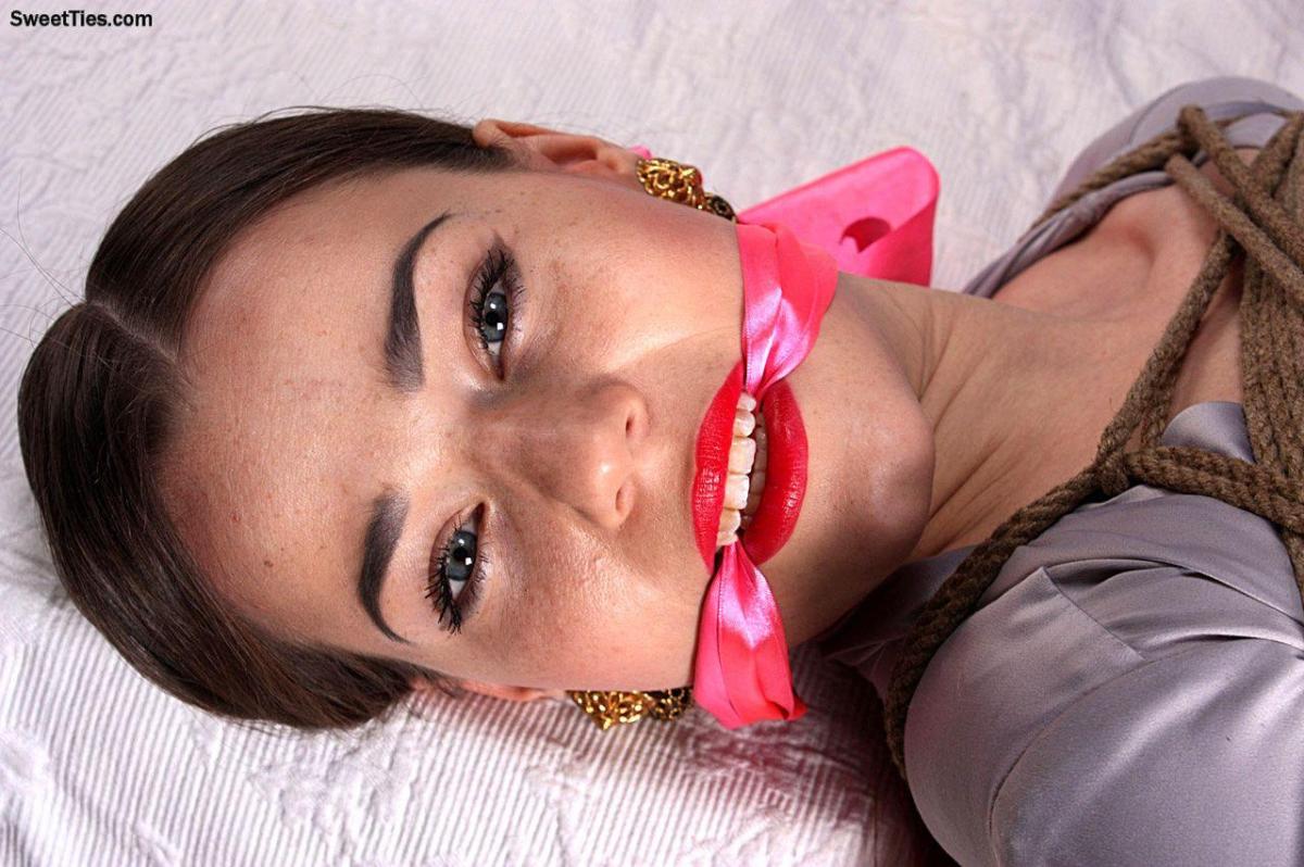 Red lingerie lady Anne sweet-tied on bed with sucked mouth  - Red lingerie lady Anne sweet-tied on bed with sucked mouth  [堵嘴,欧美佳丽]