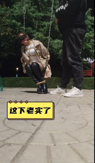 【致敬90夫妻妞妞博主】午夜捆绑外出嗨皮、棒棒、口球齐上阵、厕所爽“口” 【致敬90夫妻妞妞博主】午夜捆绑户外嗨皮、棒棒、口球齐上阵、厕所爽“口”<br>第一次户外这么胆大..开始是想在车上绑好的，准备的工具有（绳、口球、乳夹、棒棒、跳dan、皮质项圈）穿的16厘米高跟过膝长靴加一件外套，但无奈旁边有一辆旅游房车，车上灯火通明，我这边有点动作，人家看的一览无余。还是去厕所绑吧，中间有几个拍摄时间段是因为附近有人会把那个镜头挡一下，最刺激的是过马路，有辆巡逻jing车过去，直接心虚到腿软。口球是日常无孔的，这次的口水是真多，跟瀑布一样，还有给她取口罩擦口水，口水都是呈喷涌状，出水凉嘎嘎多，因为是夜景。拍摄清晰度稍微差那么一点事情，但是整个过程是起伏不断，期间还有在小树林中幽会的小情侣。可乐这也是第一次主动要求把衣服脱了，把被绑的手臂露在外面，一边一边走路一边还自己盯着附近的人，这双高跟长靴走正常的公园道路，还凑合，换个玩法更刺激，把她膝盖处绑住，让她尝试走了一段段，最后固定到秋千上，四周没人之后，上棒棒!!!爽了，想动又不敢动，中间有一个小细节，最后你们懂得，致敬90夫妻妞妞博主必须要有的一个桥段，就是吃鸡，当然不能大庭广众之下吃，得去厕所吃....<br>全程高能，高跟原声，口水多多，野外看点多多，<br>另外喜欢可乐原创视频的，可以点击头像查看往期视频，也可以加QQ 1547839110 （闲聊勿扰）<br>链接失效 请站内私聊、加QQ都可以<br>