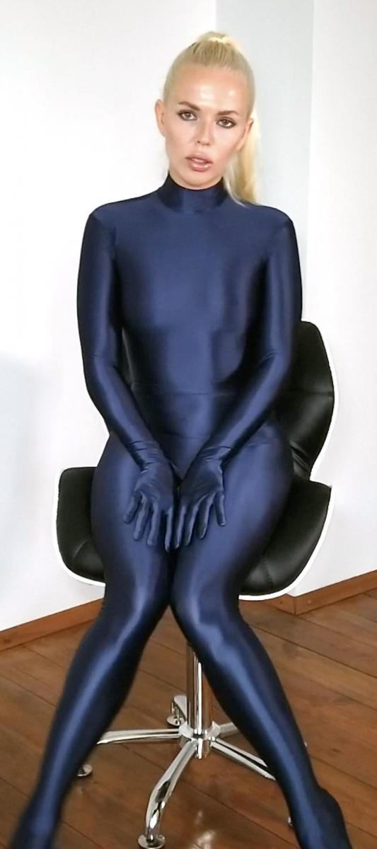 [W’sH]——Kris——深蓝光泽zentai——旋转椅子上的发骚记 这部是Kris小姐姐穿着新的深蓝色zentai，在室内的旋转椅子上自娱自乐，享受丝滑。<br>各种动作，各种pose，各种角度，一览无余。<br><br>zentai紧紧的包裹在Kris的身体上，随着身体的蠕动散发着金属质感的光泽，视觉上真的很享受！<br>像这种曼妙身材的银发美人太适合穿zentai了。气场十足，冷艳又性感。<br><br><br><br><br>注：<br>W’sH 工作室<br>专注于zentai、紧身衣、spandex、丝滑光泽衣物、乳胶、睡袋、捆绑、锁链……等一系列恋物拍摄。<br>清一色欧美模特，高颜值，好身材。<br>单女、女女、三女应有尽有，各种玩法层出不穷。<br>拍摄手法极具艺术性，作品极具收藏价值。