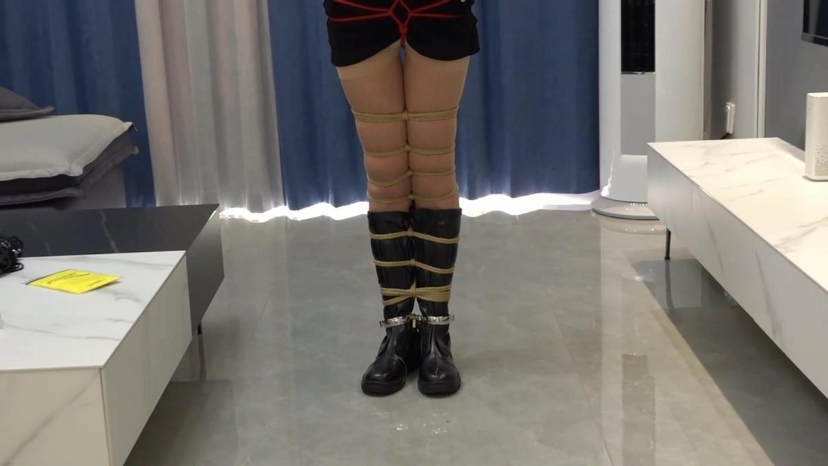 「蔚蓝艺束」定拍安安锁铐头套逃脱游戏，龟甲缚股绳直臂紧缚，压舌口枷口水直流 解压密码：weilanyishu<br>安安出场看到小桌上放着拘束道具，开始说道：“今天我要玩一次非常困难又刺激的逃脱游戏。先来看看今天用来拘禁我的道具吧。”<br>拿起手、腿铐环和锁说：“我的手、脚会被不锈钢镣铐锁死。”<br>又拿起几捆绳子：“我的身体和腿脚会用绳紧紧的捆绑。”<br>最后拿着超大口球、头套：“单是捆绑逃脱没什么挑战性，为了增加些难度，我会被朦上眼睛、堵上嘴、塞上耳塞，还要带上全封闭的皮头套，并用锁锁死。我要在看不见丶听不见，又不能呼救的情况下完成逃脱。”<br>“如果我在规定时间内不能逃脱，下次观众可以对我进行惩罚。我能不能顺利逃脱呢？大家祝我好运吧。”<br> <br>一、开始放钥匙<br>1、先把锁头套的3把锁和口球的1把锁打开，钥匙取下。拿双连裤丝袜，把4把钥匙分别放在袜尖，穿上连裤袜。<br>2、穿上长筒靴。<br>3、用绳把上身绑龟甲缚<br>4、把锁手、脚的2把锁打开，取下钥匙，1把放在客厅角落地面，1把放在卧室角落地面。（安安自己去放，放好后回到客厅中央）<br> <br>二、身体拘束<br>1、手：手背在身后，带上手环，用一把锁穿过2只手环锁孔并把后面的股绳也锁进锁扣，这样手不能离开身体，锁眼留在手掌那面。<br>2、脚：在脚腕外铐上，用1把锁直接把2脚环锁在一起。<br>3、上身：用绳把上臂绑上，再用欧式胸缚绑上身。（在捆绑时安安还不时吩咐我们：“可以绑紧些。”<br>4、腿、脚：用绳把腿脚蛇缚绑好<br>做好一系列后她就开始挣扎<br><br>三、头部封闭<br>安安：“绑的真紧，手脚还被镣铐锁着，看来今天逃脱很难。你们现在来把我的头部封闭死吧，免得我会儿受不了反悔。”<br><br>接着塞上胶泥耳塞→鸭舌，皮带收紧，锁上锁→双眼先分别贴2小片电工胶布→用静电胶带在眼部和嘴部密缠几圈→皮头套（对好呼吸孔后，慢慢一根根的收紧系绳，再收紧3条皮带，锁上3把锁）彻底逃不掉了<br><br>四、开始逃脱<br>所有都完成后，安安就开始了她的逃脱游戏<br>我们让安安原地转上几圈<br>她先去找到手丶脚2把钥匙→打开手铐→解上身的日式胸缚→解腿脚绳→开脚铐→解龟菱绳→脱长靴→脱连裤丝袜（拿到头套钥匙）→开头套锁→取下头套丶朦眼胶带丶耳塞丶打开鸭舌锁。<br><br>最后她说：“我逃脱失败了，下次我将接受观众的惩罚。”<br>那么大家猜一猜，安安逃脱成功了吗？<br><br>蔚蓝艺束工作室接定拍（剧情定拍，捆绑定拍），应聘（河北唐山地区招M和兼职模特）及其他咨询QQ——2105653965<br>另外有兴趣的小伙伴们，欢迎你们一起来交流，感谢支持！<br>模特：安安<br>年龄：20<br>身高：165<br>体重：90<br><br>视频格式：MP4<br>视频大小：2.81G<br>视频时长：75分钟<br>视频编号：WLDP0044-安安<br><br>敬告：最近网盘文件频繁被和谐，请购买者务必先检查链接是否有效，如链接失效，联系QQ2105653965处理。所购买的视频文件务必下载到电脑里保存，切勿在线解压！！！！