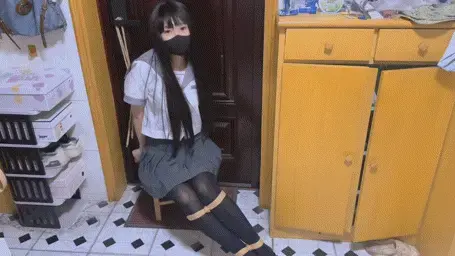 困困第十七弹，微剧情被绑架的JK女孩 感谢定拍赞助~这一期是定拍的剧情视频，也是困困第一次尝试拍这种类型的，大致就是醒来发现自己被绑架惹，然后一开始被绑的比较简单，只捆了手脚，于是困困各种尝试解开绳索，（本来拍到这里时会以为很容易就能解开，结果手腕上的绳子死活挣不开…所以卡了一遍让闺蜜松了点才挣脱开），就在马上完全解开时，被歹徒（闺蜜）发现了，然后又被重新加固绑了起来……随后醒来继续尝试挣扎，虽然重新加固后上半身也被绑起来了，但是凭借着困困精湛的脱缚技术（其实是闺蜜故意捆得比较松…），还是成功解开上半身了，然后又是就在完全解开之际，歹徒回来了……<br><br>喜欢的可以fo困困的推，kunkunkun0103，也欢迎来服装赞助，可以去推或者私信找困困，蟹蟹~