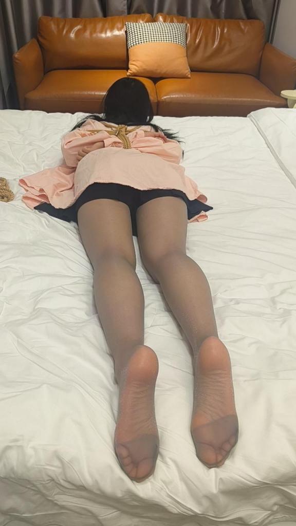 【番茄原创】06年的新模小敬 闪亮银丝灰丝 口球 走光裙底 tk [X_X] 很有礼貌 五官立体长得好看脚也好看 【番茄原创】06新人小敬 闪亮银丝灰丝 裙底 口球太大了小嘴塞满了，五官很立体 tk [X_X]后面还有挣扎脱缚,价格不高请支持正版，约绳拍摄定拍可私qq:1283522083(再说一遍加我注明来意，注明来意！！！！！约绳的男性勿扰，暂时不接，江浙沪及安徽地区可约）<span style='color:#b0b0b0;'>[隐藏文字，购买后可见]</span>