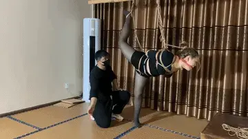 【山鬼工作室】三个妹子视频合集。动动被吊起来，闫软软直臂驷马，酒酒单腿吊散鞭抽打。 【山鬼工作室】三个妹子视频合集。动动穿碎花裙被吊起来，闫软软极限直臂驷马被提起来放到椅子上，酒酒单腿吊带口球散鞭抽打。解压密码sg456。【山鬼工作室】面向全国爱好者开放，本店提供绳艺捆绑模特服务，体验女绳师捆绑服务，体验长时间囚禁服务，绳艺教学培训，绳艺交流会，场地出租，专业麻绳销售，原创视频套图销售，作品私人订制，模特原味丝袜出售等，另外本店招募同好合作伙伴。微信:15670557280(司瑶）QQ:1077384455（司瑶）
