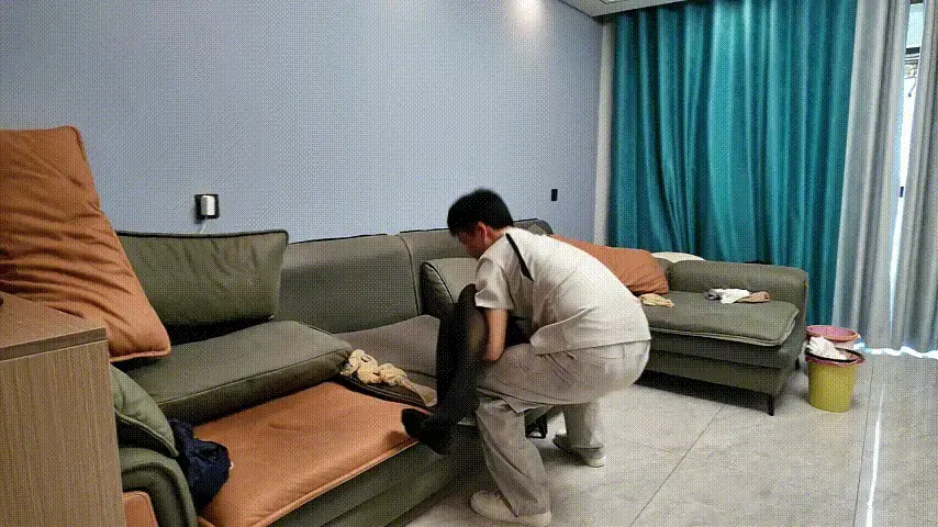 女井捕获之被盯上的女井 本期合作的工作室依然是李大侠原创工作室。<br>佳佳是一名女井， 蓝色衬衣、黑色短裙，油亮肉色连裤袜、细高跟鞋的装扮显得她成熟、美丽，她并不知道今天等待她的将是一次长久的捆绑与束缚……