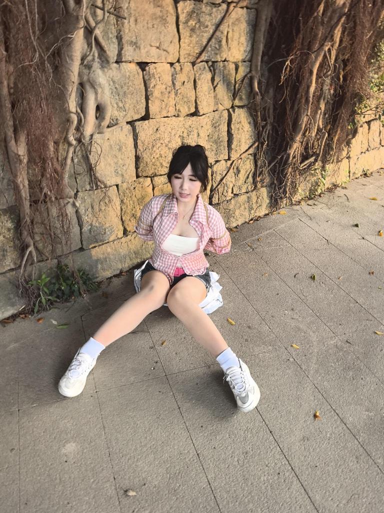 克服捆绑羞耻心理，景区江边人来人往，人妻风模特当众五花大绑，背心下坠大熊半露也没法提上去，结束后我特意请她去吃火锅了（加价） - 捆绑拍摄比手铐更有难度，主要是因为捆绑不能和手铐一样随时取下并且更大的束缚面积容易被发现，正值夕阳余晖下班晚高峰，桥上人流不息，忍不住侧目看向我们拍摄，好在我们通过交流聊天转移了注意力，最终战胜了害羞心理。这个模特虽然微胖但是不耐绑，绳痕很重而且绑的很紧比较疼，导致拍完后我只好请她额外吃了一顿火锅，通过交流，这个模特是大学生暑假留校了，以后愿意继续和我合作，去其他景点 [高手缚（中式五花）,中国女孩,湖边,捆绑]