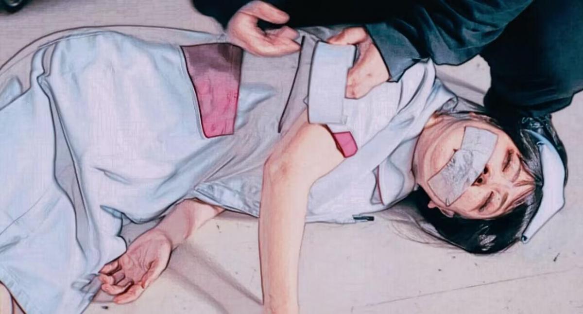精神病院的“秘密” - 某精神病院来了一位采访的记者。 床上躺着一名女性重症患者。 因胡思乱想太严重，被禁止摘掉口枷。 但是记者趁机取下口枷，意外地发现她是这里的护士! [堵嘴,职业（护士）,白丝,胶带,绑床,放置,绑架]