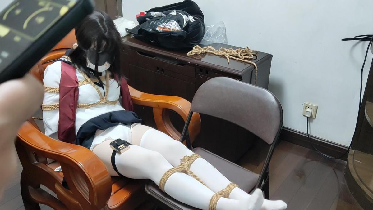 kigurumi绳缚jk调教1 星河被小哥哥蒙住眼睛绑在椅子上，身上还被装上郊狼贴片，羞耻的开腿缚，一点点的小动作都会让敏感的身体带来巨大的刺激，电击，tk，[X_X]，sp……<br>(来自南京的萌新刚刚入坑，kig，乳胶，三坑爱好者，寻找喜欢kig的同好一起玩耍拍视频，有经验的s更好啦，有兴趣的可以加Q204887249，希望大家多多支持，今后会推出更加精彩的视频哦～)