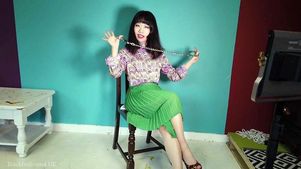 亚洲美女镣铐自缚 - Close Asian chick removes ankle cuffs after being chained to a chair [手铐,恋足]