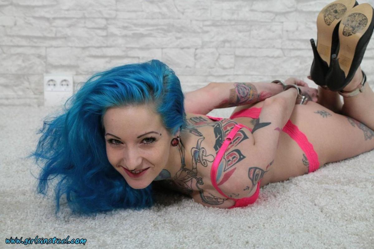 蓝发妹的镣铐束缚 - Tatted chick with blue hair is left hogtied in heels and her underwear [驷马（俯卧）,欧美佳丽,手铐,恋足]