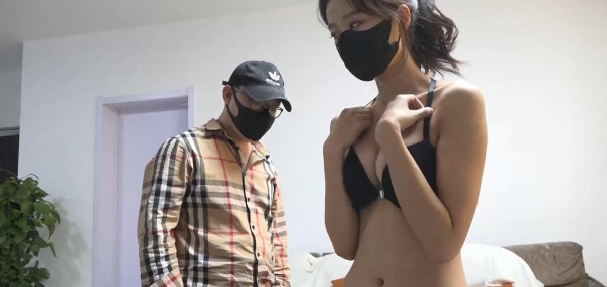 逍遥工作室订拍:一号技师上～ （因为工作室对模特的保护<br>（因为工作室对模特的保护，所以模特是不露脸拍摄的，不过从身材以及眼神看来颜值只高不低，对于这种自动脱衣的镜头我还是蛮喜欢的，因为有暗角，所以驷马那段脚底看起来有点黑黑的）眼镜小哥听说经常去的足浴店新来了一批技师，作为足浴店的常客肯定得光顾一下。来到了足浴店，便让老板为自己安排一位新的技师，躺在了床上等待着新来的技师。很快技师凯文就来到了房间内。凯文：“您好，先生凯文为您服务。”眼镜小哥仔细的打量了一下凯文，果然长得十分漂亮。而且在按摩过程中不停的盯着凯文的胸部看着。作为一名技师，对于男子这种行为自然是见怪不怪，只能露出厌恶的眼神。毕竟人家是客人，凯文还是很热情的问道：“先生，这个力度可以嘛？”眼镜小哥说：“嗯～还不错，就是这衣服穿的有点多，把它脱了。”凯文：“先生，我们这没有这样的服务。”男子怎么可能这么轻易的放过她，知道她是先来的技师，于是威胁凯文说：“我来这这么久了，怎么没听说没这种服务啊，找事是吧，你不脱也可以那我就找你们老板投诉你。”凯文也是刚来上班不久，听到男子要投诉自己，尽管非常不愿意，还是乖乖的脱掉了自己的衣服。脱掉只能双手环胸的站在原地，男子也是围着凯文仔细的打量起来。紧接着就将凯文捆在了床上说：“今天算是便宜你了，让我来给你按一次摩。”男子让凯文乖乖听话不要乱动，于是开始为凯文进行全身按摩，凯文也是第一次享受到按摩的服务，从一开始的反抗，慢慢的被按摩的也感觉到非常舒服，于是就安静了下来。男子看到凯文安静下来说：“怎么样，舒服吧！”凯文忐忑的说道：“挺挺舒服的，大哥你到底想干嘛呀！”凯文心中也是非常郁闷，来到这的那个不是来享受的，这个老六也不说想干嘛，只是把自己绑起来对自己进行按摩，没见过花钱给别人按摩的哈哈。男子说：“舒服就好，来我给你解开。”本以为到此就结束了，但是男子重新将凯文驷马捆绑好后说：“嘿嘿，这给你按摩了这么长时间，可不能免费，等着啊，我帮你去请一个假。”于是不顾凯文的反抗把她留在了房间，自己则是给她请假去了～<br>
