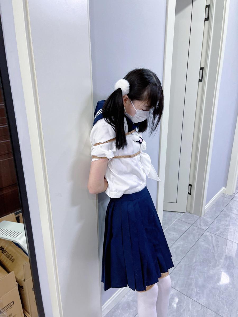 【咕咕0513】茶茶遇劫记4-白丝jk萝莉惨遭入室，少女能否逃出升天？【DID、绑架、挠痒、驷马、尝试逃脱、逼供】 ●服装<br>水手服 白丝 白色花边短袜 黑色小皮鞋。<br>双马尾<br>●剧情 <br>茶茶出游回家后没有关好门，坐到床上后感觉有点困，衣服都没换便躺下睡觉了。 这时坏人悄悄溜进来准备窃取钱财，看床上躺着一个人，便以防后患将茶茶绑了起来（绑法：日式小高手，并拢绑住脚腕）。   <br>过了一会儿，茶茶醒来发现自己被绑着，急忙挣扎了一会儿，然后慢慢地下床，一蹦一跳地逃出房间，朝着大门跳去。就在茶茶准备开门的瞬间，坏人回来了，坏人见状，不管茶茶被绑住的双脚，便将茶茶拽回了房间里，然后加固了茶茶的拘束（在原来的基础上绑住小腿，然后从背后引出绳子绑成驷马）。坏人询问茶茶银行卡密码，茶茶慌乱中随便说了个密码，坏人见密码到手，立刻用口球堵住了茶茶的嘴，然后出门取钱了。<br>茶茶原地挣扎一会儿，发现无法挣脱，便趁着坏人不在的时间挪动到房间外，然后继续向大门处挣扎。由于在挣扎过程中消耗太长时间，坏人回来后再次看到逃跑中的茶茶，加上茶茶告诉他的密码是错的，便狠下心要收拾一下茶茶。<br>坏人将茶茶拎回房间床上，脱掉茶茶的鞋子和花边袜，将袜子塞进茶茶的嘴里，鞋子放在茶茶面前，压住茶茶狠狠挠茶茶的白丝小脚丫。<br>最后，坏人将茶茶丢在床上，扬长而去，留茶茶一个人绝望地挣扎。<br>茶茶在绝望中陷入黑暗，只能在不可能挣脱的束缚中无谓的挣扎，等待别人的发现...<br>作品完成度超级高，在剧本上存在情节延伸~新增逃脱失败剧情等~<br>茶茶挣扎超级可爱~<br>解压密码gugu，下载后改后缀（删掉后缀中的“删除”），直接解压，文件是双重解压，需要重复改后缀解压两次。<br>定拍QQ<span style='color:#b0b0b0;'>[隐藏文字，购买后可见]</span><br>tg/twi同号：@bondageBAI
