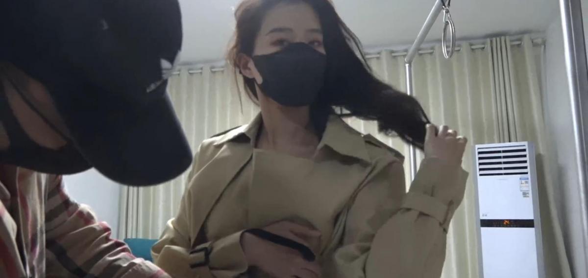 逍遥工作室订拍：一号技师第二集～ 一眼望去凯文似乎跟正常人一样，身穿大衣双手插在了大衣两旁的兜兜里，只是脖子上的一个红色的项圈告诉了我们事情并没有那么简单。果然凯文被眼镜小哥带回家中，正不知所措的左顾右看的，眼镜小哥解开了凯文大衣上的衣扣，而大衣之下的凯文被绳索捆绑的结结实实，来回缠绕显得极具美感。突然凯文觉得自己被直臂捆绑起来的双手被人抬了起来，使她不得不低着自己的身体，不仅如此眼镜小哥还慢慢的推动着凯文向前走着，在客厅之中来回走着，似乎觉得凯走的有些慢，一旦凯文的速度慢下来，眼镜小哥就拍打着凯文的臀部让她继续向前走。走了好几圈之后，眼镜男子将凯文的双臂固定在了柱子上，让她跪坐下来，慢慢的欣赏着凯文挣扎的模样～