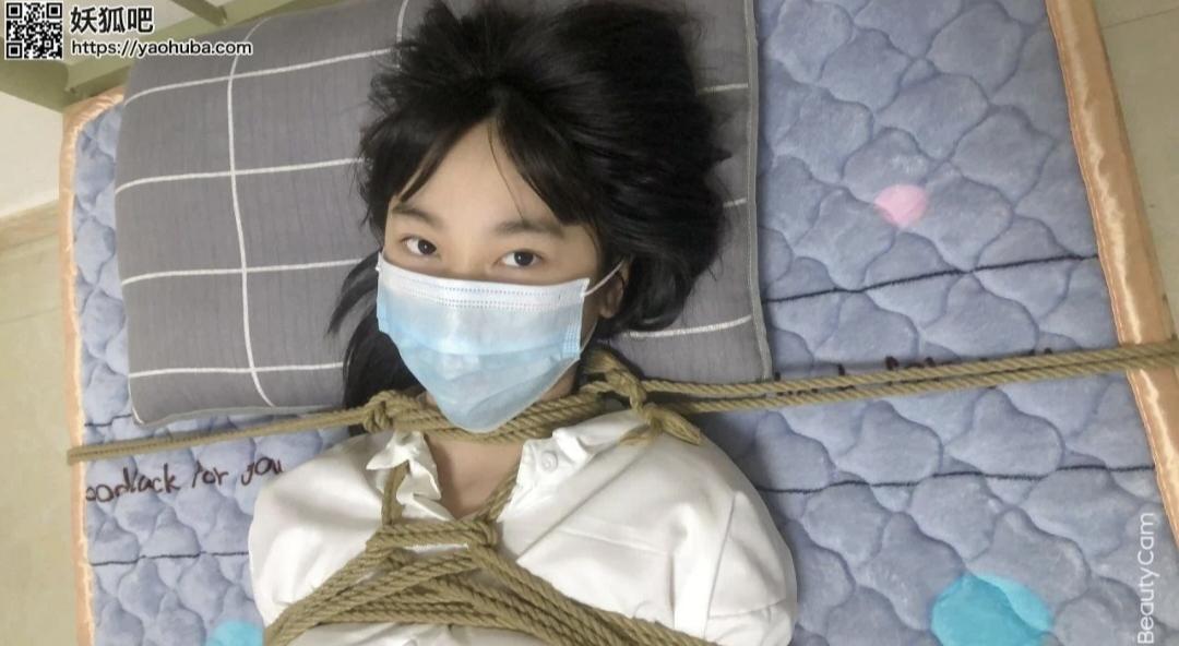 【新月原创】【红豆】制服女孩第一次被抚摸 原味堵嘴 挠痒放置 驷马 床上固定捆绑欺负到真的生气骂人 视频已发布 - 视频已发布！原味、约绑攻略有售直接滴 QQ: 2389316626! （新妹子【荷露，夏筠，雪莹，彩依，青歌】都是我用约绑攻略找来的）本工作室正式启动会员优惠折扣方案，请有兴趣的同好详询。定制图片小视频价格优惠～同好定拍，感谢授权我发布。今天的豆子是个大学生，不过却是个一直被各种折磨的可怜大学生，绑在椅子上，被抚摸，被强行欺负。好不容易以为完事了，却又被驷马起来，继续欺负，高跟鞋都脱了，摸脸，摸胸，抚摸她。 最后她疲惫不堪，还以为我要放人了，可是又被拉去直接拉到床上，直直的绑在床中间固定好，原味堵嘴，照样欺负她，最后还把她丢着不管。她又累又难受，我都不放开她，最后她是真的生气了，用力吼我，骂我 [堵嘴,学生（英式领结）,中国女孩,椅子拘束（绳子）,TK,强高,挣扎]