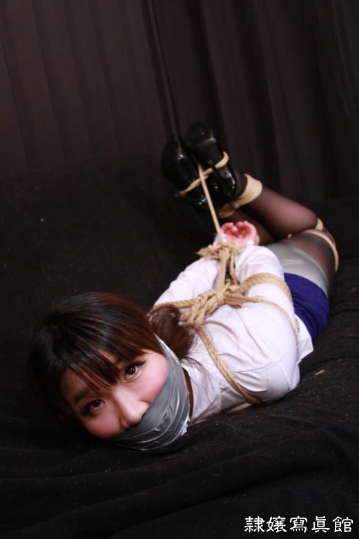 諏訪裡奈 - 被困綑綁的菜鳥記者 - 諏訪裡奈 - 被困綑綁的菜鳥記者 [丝袜,驷马（俯卧）,堵嘴]