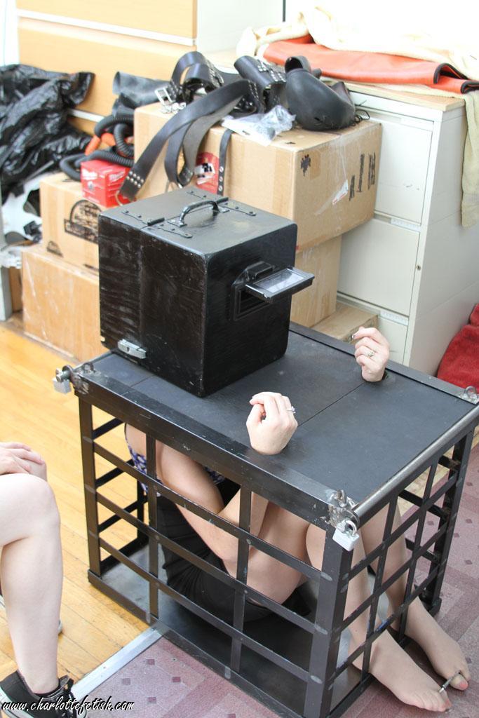 Serious Bondage Cage - 官网付费套图Serious Bondage Cage [欧美佳丽,肉丝,脚铐/脚镣,铁笼,头笼]
