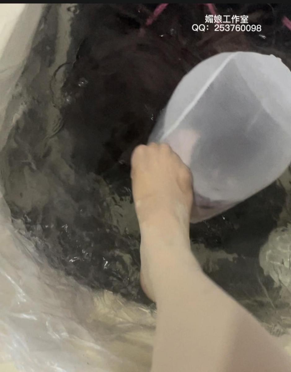 浴室调教，淋水[X_X] 媚娘工作室—-浴室调教<br>先是站立捆绑，脚趾捆绑，[X_X]镇[X_X]<br>塑料袋和水[X_X]，跪下舔丝脚，抽打<br>浴缸里驷马，M被迫喝了很多水，调教完后<br>整个人都虚脱，本来还想牛奶灌肠，喷射<br>可惜时间不够。<br>业务咨询QQ253760098