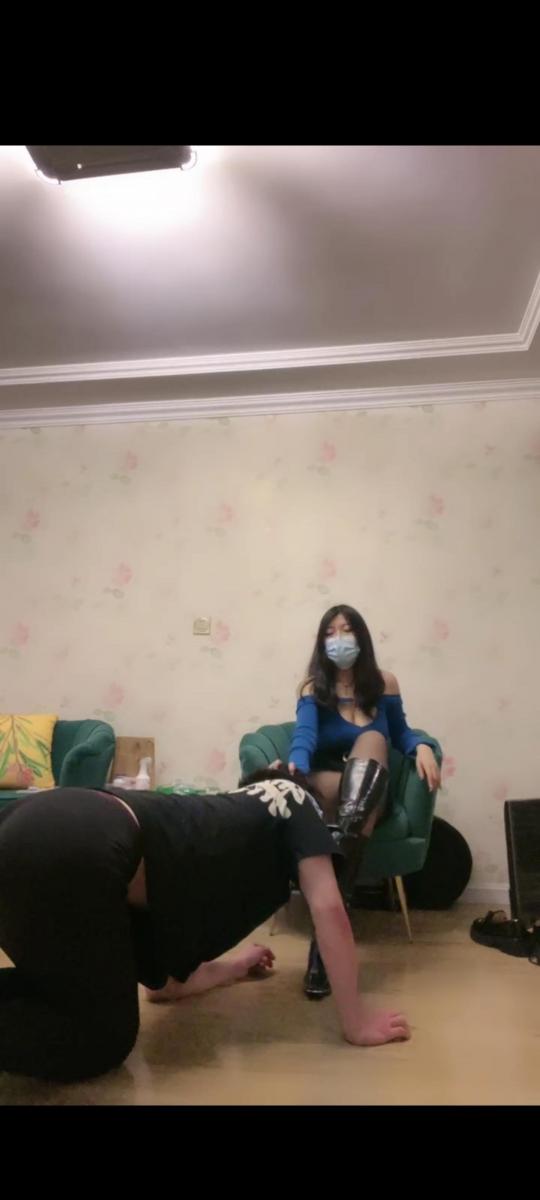 榕S 直播调教课 套路直播，榕s爆乳女王黑丝虐狗                                                                        鞭打踩踏，耳光踢裆