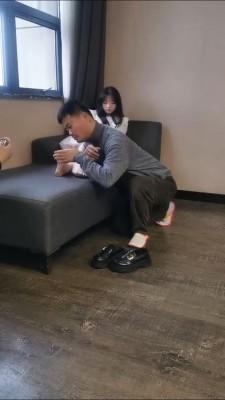 【调教视频】【小楼情侣】真实开发女S现场 剧情简介：女主将自己的原味洛丽塔小皮鞋脱去后贱狗立马迫不及待地将自己的鼻子怼到了女主的臭丝袜脚掌上用力地闻着女主酸臭味十足的足臭，一边闻还一边夸女主的jiojio好香......（本人文笔不好！无法将视频最诱人的地方描述出来！视频究竟值不值得购买请看截图和预览）