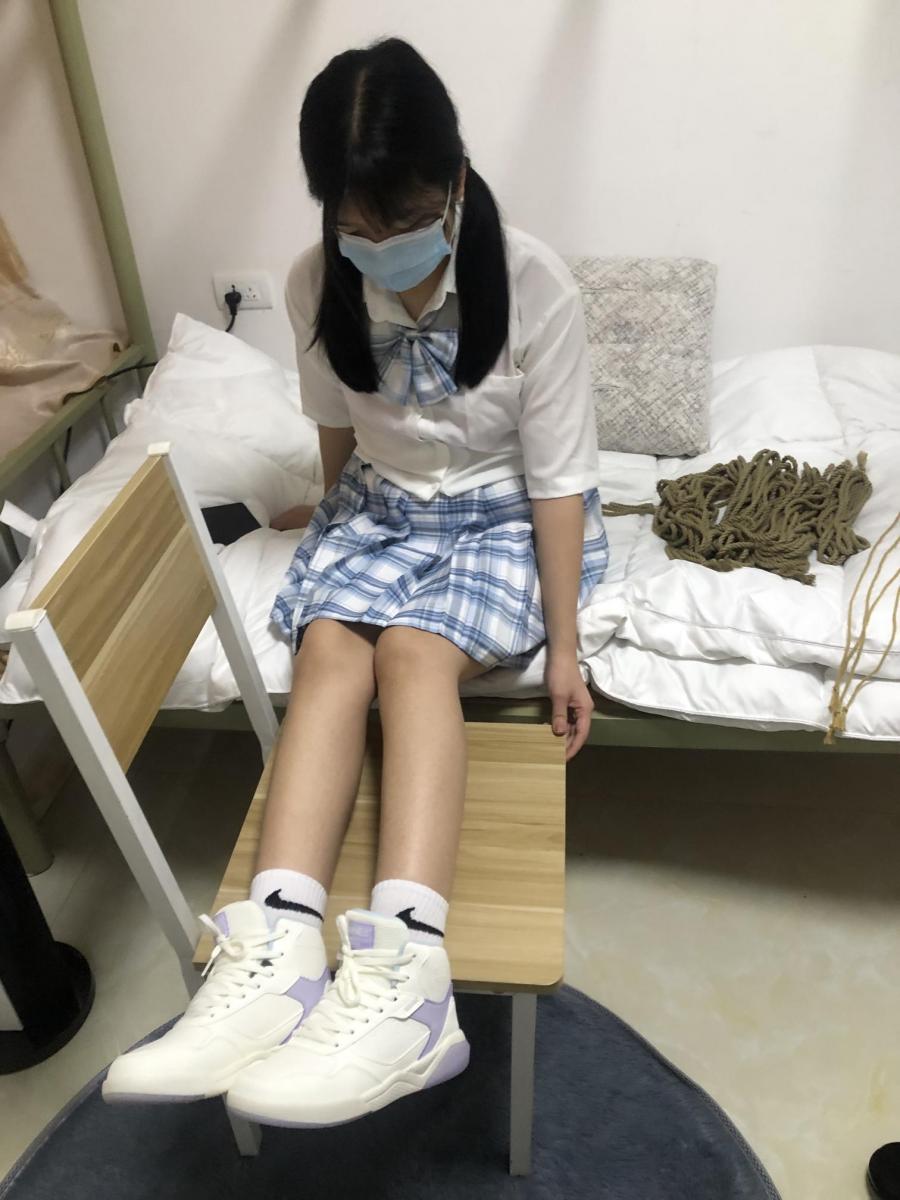 【新月原创】【玉箫】定拍 涂油 绑脚趾tk一小时花絮 jk运动鞋 - 视频已发布！原味、约绑攻略有售直接滴 QQ: 2389316626! （新妹子【荷露，夏筠，雪莹，彩依，青歌】都是我用约绑攻略找来的）本工作室正式启动会员优惠折扣方案，请有兴趣的同好详询。定制图片小视频价格优惠～