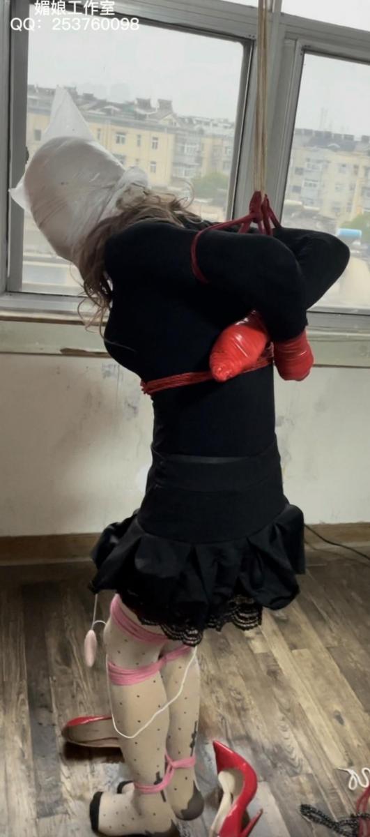 M被水冲湿，阳台晾晒 媚娘工作室—-把M绑好拉倒卫生间<br>冷热水交替冲，保证浑身湿透<br>然后拉到阳台吊起胳膊，绑好腿脚，放上[X_X]<br>虐R玩具，拉开窗帘，边晾晒边抽打调教<br>交流QQ253760098