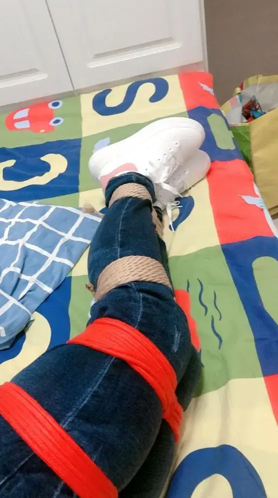 运动鞋，麦昆，三叶草，白袜  [Canvas shoe,Jean,Socks,Sneakers ,Pantyhose,Self Bondage]