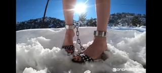 赤足雪地金属镣铐 欧美 赤足 脚踝上得金属镣铐
