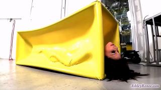 SUCK UP! Mistress Miranda Vacuums the Air Out of the Cube in which Ashley Renee is Trapped! SUCK UP! Mistress Miranda Vacuums the Air Out of the Cube in which Ashley Renee is Trapped!<br>黄色真空箱里的女人！！！慢慢抽完空气 她被紧紧束缚了