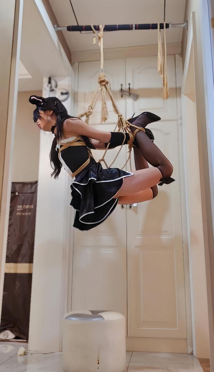 蒙面大叔高难度吊绑情趣黑丝美女 - 这次蒙面大叔把m吊得老高了，可能是那里没有绑好，妹妹一直叫疼，痛苦的不停的打脸，只好把她的嘴堵上，然后再塞入蛋蛋，最后剩下的只有眼泪！！！，，！需要原创视频无剪切视频联系q331266083 [丝袜,驷马（俯卧）,吊缚,高跟鞋,眼罩/蒙眼]