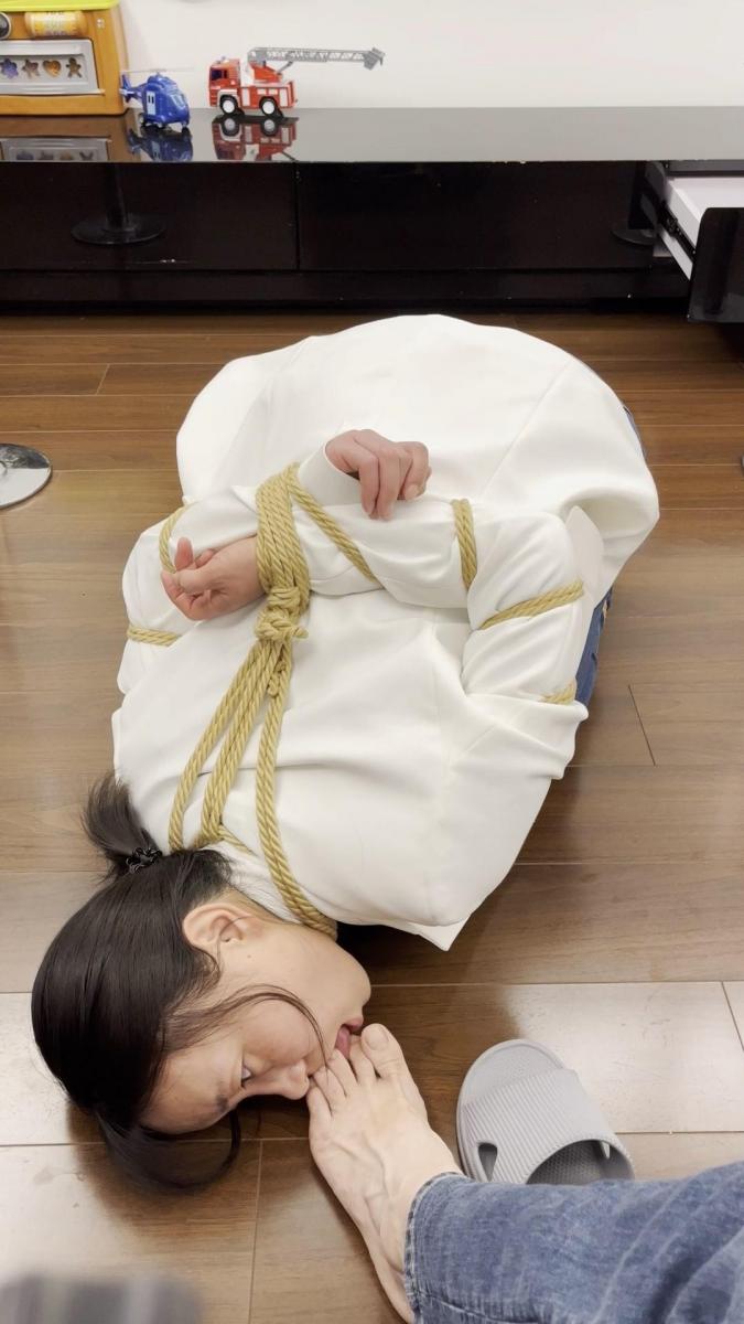 【妻奴麦子】麦子穿工作服打脸，舔脚 【妻奴麦子】麦子穿工作服打脸，舔脚，还的说谢谢爸爸。<br>网盘资源为2K和4K，请大家根据情况下载<br>解压密码：softkb,解压后修改扩展名rar，再次解压即可。<br>Qq：2716870964(请注明来意)<br>TW：@xinhaizhang5
