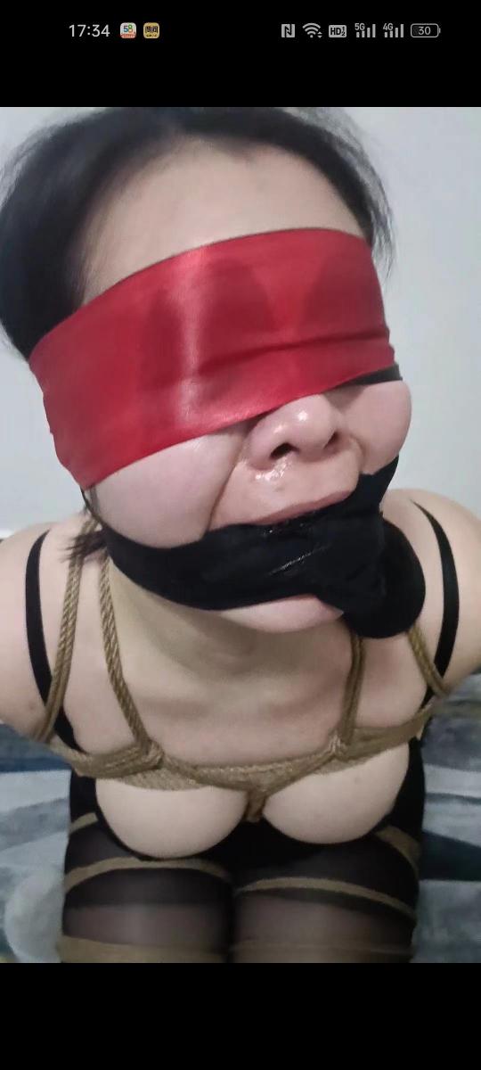 00后美女媛媛黑内衣黑丝打耳光 00后美女媛媛被日式捆绑，M腿缚，蒙眼，打耳光，媛媛被打的泣不成声，非常乖巧的一个绳m，视频解压密码h123456<br>一龙工作室最新出品预告，完整版因为上传问题，画面比例失调，非常对不住朋友，已经购买的请加我QQ1642384671给您在分享一下