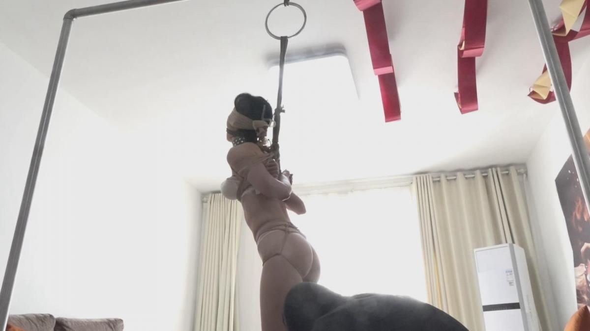 逍遥精拍作品《队长的圈套》下集，神秘的口罩美女，最后一次被蒙眼堵嘴绑吊。        一位女特工在解救人质的任务中被歹徒捆绑了起来，赶来的特工队长看个了正着 ，从此，队长爱上了女特工队员被捆<br>的美姿。<br>       于是，特工队长埋伏在女特工的家里，迷晕了女特工队员，蒙眼堵嘴并捆绑，然后......<br><br>       这位女演员，恐怕是逍遥演员中最神秘的一位了，从来不露脸，也不告诉名字，但耐绑能力和柔韧性都是一流的，今<br>天是她最后一次参演了，请大家欣赏她最后的绑吊吧！<br><br>       首选下载：视频库【支持直接在线观看，在视频下方直接按清晰度下载，画质和微云下载一样，永不失效，非常推荐】<br><br>       备选下载：已经放弃百云改用微云链接，画质和视频库相同，只作为备份使用，并不推荐<span style='color:#b0b0b0;'>[隐藏文字，购买后可见]</span>