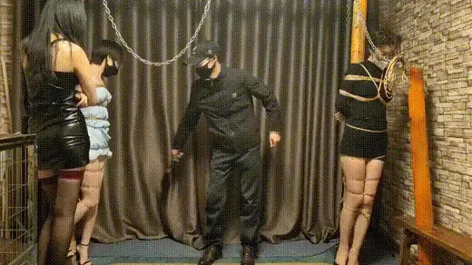女贼噩梦 剧情：喵喵和优优饰演两名性感的小偷，因为缺钱潜入一户人家进行偷盗，没想到正在埋头行窃时，刚好被赶回家的主人撞见，不由分说的将两名性感女贼扭到刑具房间捆绑在柱子上盘问，性感的女主对待女贼毫不手软，各种耳光，鞭子，[X_X]，皆是手段，主人玩累了，下楼休息，两名小偷竟然挣脱捆绑，伺机逃跑，赶巧不巧，又被主人正好抓住，后面将是更加严厉的惩罚。视频解压密码：chuxin。<br>一绳所爱绳艺体验店面向全国爱好者开放，本店提供绳艺捆绑模特服务、体验女绳师捆绑服务、体验长时间囚禁服务、绳艺教学培训、绳艺交流会、场地出租、专业麻绳销售，原创视频套图销售、作品私人定制、模特原味丝袜出售等，另外本店招募同好合作伙伴。微信：351552501初心