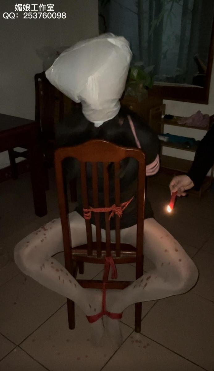 椅子上的M 媚娘工作室<br>M被绑在椅子上，拖到门口，开门调教<br>塑料袋套头，蜡烛滴蜡<br>头戴塑料袋，蜡烛滴敏感部位，M挣扎的很厉害<br>招聘：男M女M，线下调教，有诚意的来，闲聊的勿扰<br>咨询QQ253760098