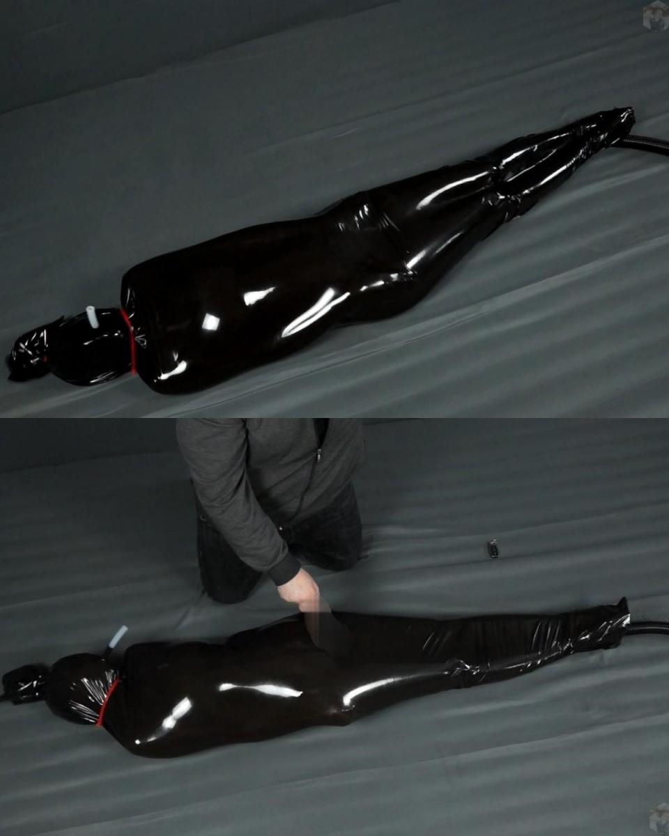 Black cocoon games with breath and vibrator 多元素 震动 真空 呼吸游戏 很长一段时间以来，这些家伙都没有玩过黑茧了。在茧中呼吸的比赛让索尼亚非常高兴。她特别喜欢这个振动器。鲍勃知道如何让女孩感觉良好。茧是一个女孩的壳。It's been a long time since the guys had fun with a black cocoon. The games with breathing in the cocoon pleased Sonia very much. She especially enjoyed the vibrator. Bob knows how to make a girl feel good. The cocoon was a shell of a girl.