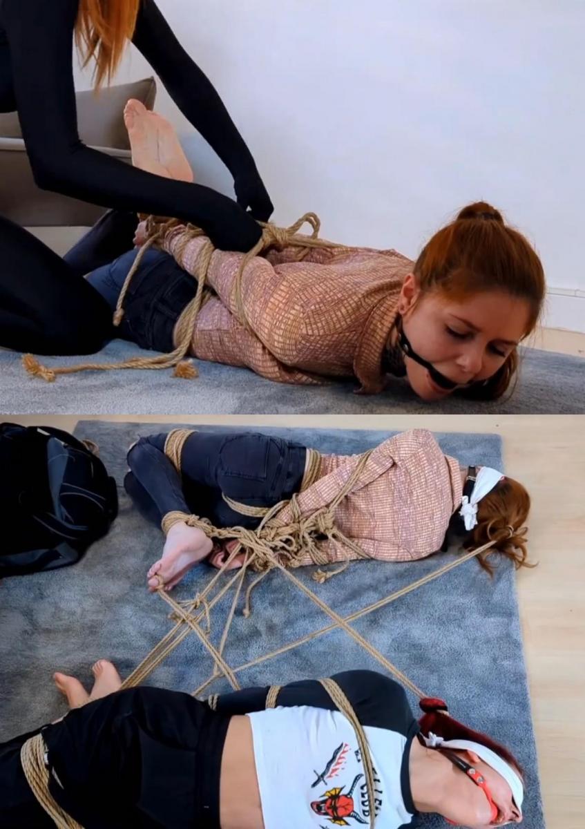 2 girls, double hogtied 有黑边 便宜卖 介意勿买Lex是一名土匪，被派去抓捕Samita和Aly，这两个年轻的女儿是一位公司亿万富翁，后来要求悬赏。两个女孩住在学生宿舍里，萨米塔正在听音乐，而艾莉正在打电话。Lex知道Samita分心了，就把她的靶心对准了Aly，并用一个非常快的动作把她塞住，这样她就不会尖叫了，她就把双手绑在背上，胸部和手臂，腰带，最后是脚踝和腿，绑住了。<br><br><br><br>萨米塔从房间出来想喝点什么，这时她看到艾莉被绑在客厅地板上，她试图帮助她，但莱克斯从后面袭击了艾莉，而艾莉挣扎着，莱克斯把她的手臂绑在背后，堵住了她的嘴，就像她的妹妹萨米塔，另一个被紧紧绑着的猪一样。<br><br><br><br>但她还没有完成，Lex决定让女孩们背靠背，以限制她们将头绑在另一只脚上的动作，这样她们做出的任何动作都会让另一只受到影响。最后遮住他们的眼睛，不让他们什么也看不见。<br><br><br><br>两个女孩都无助地在地板上抽搐着，尽量不动，以免操到对方。莱克斯拍了一些照片，并与他们的母亲取得了联系。为了换取她们的自由，Teh在午夜前打电话给她的老板，让她开一辆车把女孩们带出城市… Lex is a bandit sent to capture Samita and Aly, the two young daughters of a company billionaire to later ask for a reward. The two girls live in a student dorm, Samita is listening to some music while Aly is talking over the phone. Lex knowing that Samita is distracted fix her bullseye on Aly  and in a very quick move ballgagged her so she can’t scream following by tying her hands on her back, the chest and arms, waist harness and finally ankles and legs, hogtied.<br><br>Samita comes out of her room to get something to drink when she sees Aly tied up and ballgagged on the livingroom floor, she tries to help her but Lex attacks Aly from the back, while Aly struggles Lex tie her arms on the back and gagged her just as her sister Samita, another tight hogtied.<br><br>But she’s still not finished, Lex decides to put the girls back to back to restrain even more their moves tying their heads to the other feets so any move they make the other one will suffer. finally cover their eyes, not allowing them to see nothing.<br><br>Both girls are twitching in the floor helpless and trying not to move to dont fuck the other. Lex make some pictures and get in touch with their mother. to ask a huge payment in exchange of their freedom, all before midnight, Teh  calls her boss to get a vehicle to get the girls out of the city…