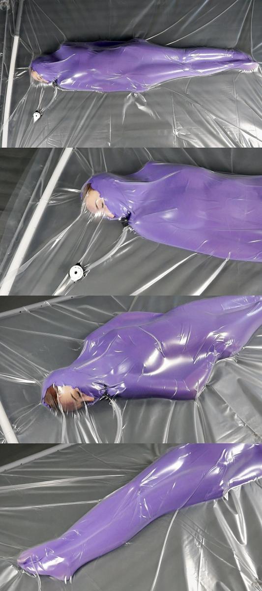 Purple nylon in a polyethylene vacuum bed 妹子被人用紫色丝袜睡袋包裹成木乃伊。<br>随后进入透明的真空床内，抽干空气。<br>真空拘束带来的压迫让妹子欲罢不能，在真空床里快乐的蠕动着。