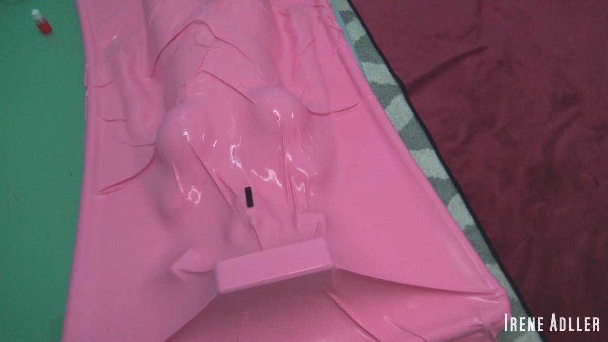 Vacbed And Vibes Rikki is encased head to toe in tight rubber, unable to move. The vacbed is comfortable instant bondage. Once in captivity, the orgasm manipulations commence. Following multiple orgasms, the concludes. 