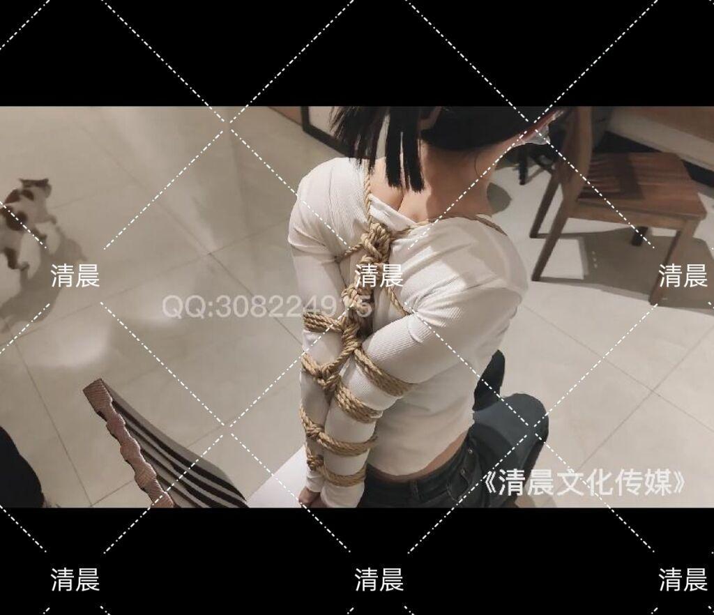 00后大学生茹茹极限直臂捆绑 （处于对模特的保护，所以模特是不露脸拍摄）茹茹初次拍摄放不开 第二次逐渐放开了，这次直接给他来个极限直臂，考验茹茹的耐力怎么样。视频解压密码：qingchen