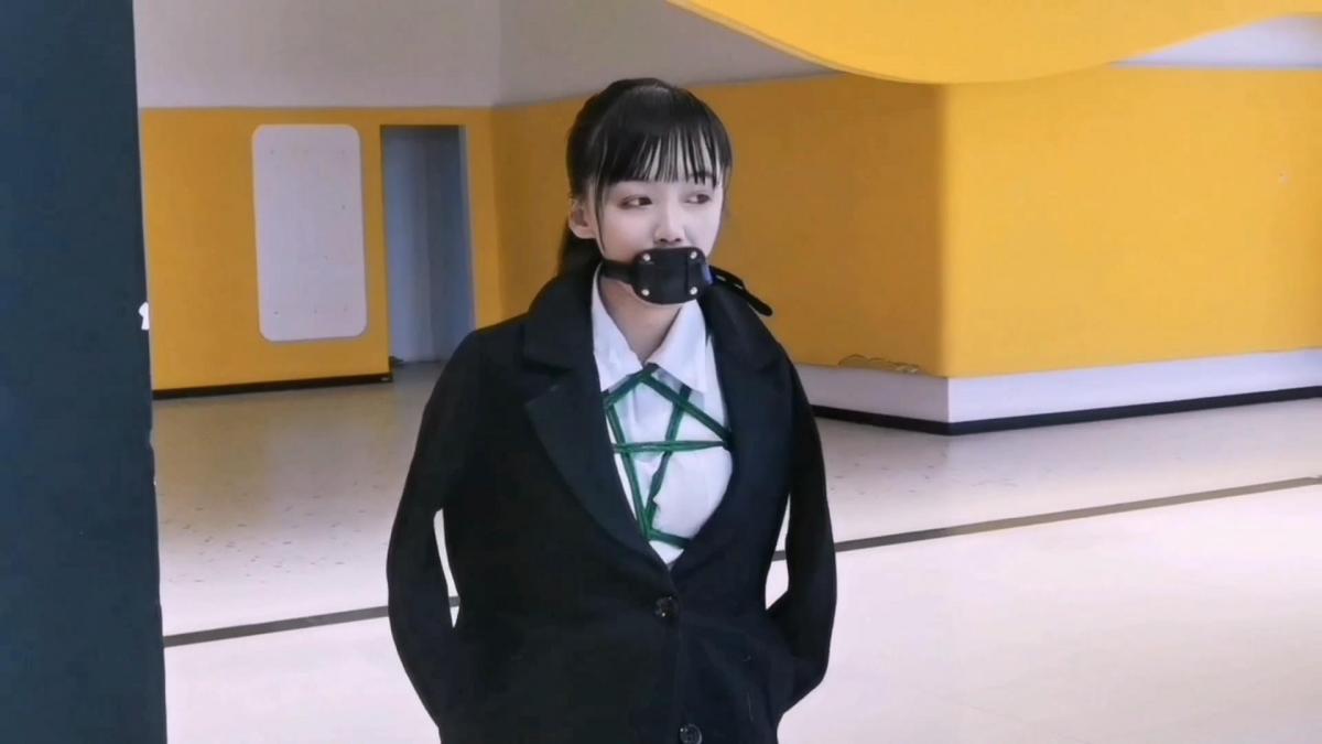 悦儿五角星后高手紧缚，假y具睹嘴,郊狼 电击y塞和g塞放入下面,押着悦儿努户外寻求剌 激  ....... 解压密码:hdsy<br>悦儿五角星后高手紧缚，假y具睹嘴,郊狼 电击y塞和g塞放入下面,押到公路旁,把电击调到60,刺击的双腿发软,下面二个洞火辣辣的，很享受的感觉，又不知不觉地跑到了商场，刺激的一幕又开始了，上楼梯下楼梯，那里人多往那里走，电击一至操作不停，面对前后形形色色的人，只能强忍着,最后实在顶不住了，瘫坐在小椅子上......<br>想定拍交流的同好请加QQ272728243<br>