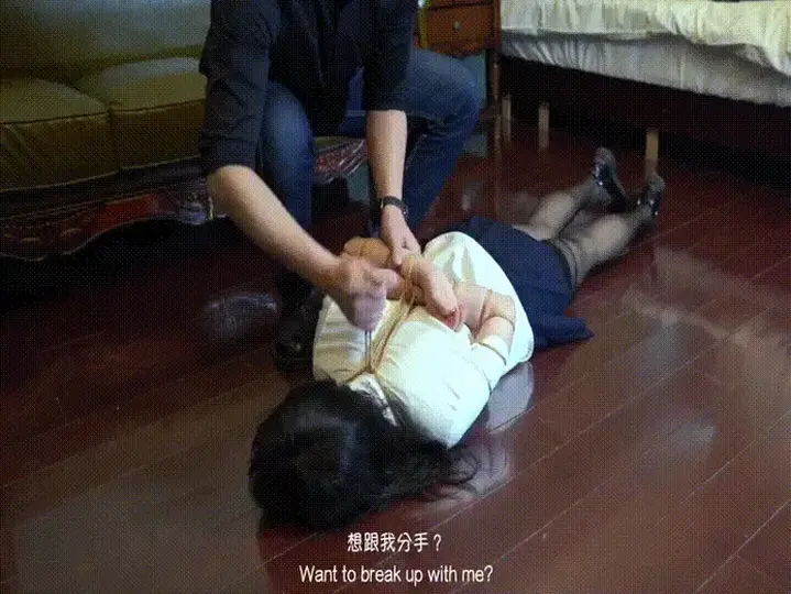 女友提出分手竟被失控男友捆绑囚禁迫使女友回心转意 女友移情别恋跟男友提出分手，不料男友失控打晕女孩并愤怒的将她紧缚囚禁起来，待女孩清醒过来发现自己被捆绑后不安的挣扎无法解脱，面对男友的惩罚和羞辱女孩最终会回心转意不再分手吗？<br><br>1080P<br><br>注：LZH格式压缩包直接解压，无需密码！<br><br>必须下载后解压，无法网盘在线解压，请注意！<br><br>如遇解压出错，请安装支持lzh格式的解压app解压！<br><br>（ 建议使用2345好压 ）