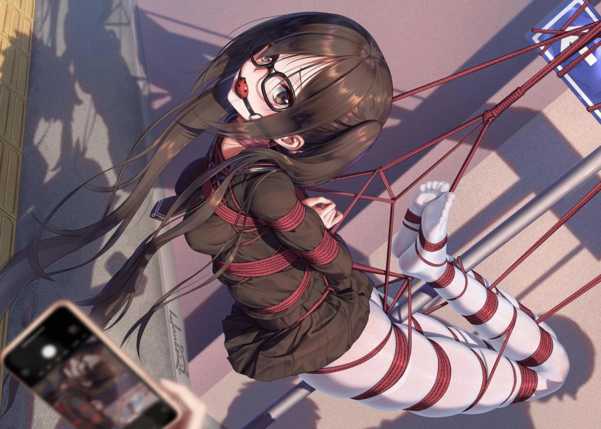  【玉箫原创】【有声小说】被照片威胁的女孩【短篇完结】威胁捆绑+囚禁 请注意，这是【有声小说】，不是【视频】。购买后请通过百度网盘下载收听！！ 【原味】找我：629374436 玉箫（雨薇、荷露、夏筠、雪莹、彩依、青歌）站内众筹也请大家多多支持~谢谢约绑攻略有售直接滴QQ！！！本工作室正式启动会员优惠折扣方案，请有兴趣的同好加Q：2389316626详询。工作室最近的新妹子（荷露、夏筠、雪莹、彩依、青歌、雨薇）也是我用约绑攻略找来的。 【赞助方案】98赞助最少赠送20部视频，198赞助最少赠送50部视频，398赞助打包全部作品！！价格相当优惠~ 全文链接：https://www.smlsy.com/chapter_detail.php?id=72806 【单篇字数】约15000字左右，音频/视频定制：2389316626玉箫 ——原文预览————<br><br>这是个手机的年代。所有的个人信息，几乎都可以在自己的手机上存放。而这也让很多法外狂徒有了偷偷夺取个人隐 私的方法。<br><br>眼前这个可怜的女孩，就是因为在手机里存放了自己平时玩捆绑的照片被盗，现在被这些可恶的家伙用来要挟她。这个女孩，叫徐茜。刚满二十岁的她，看到对方把自己的捆绑照片发到自己的邮箱里的时候，她感觉天都要塌了……这可是自己的秘密啊。<br><br>怎么办？要如何才能有办法要回自己的照片呢？这是个问题。但是现在，她没有别的选择。于是，徐茜决定向他妥协。她选择了和对方联系。<br><br>"你们说吧，想怎样才能把这些照片还给我？"<br><br>"哈哈，这个简单啊，只要你陪哥哥一晚上，并且给我准备个五万块钱，我保证立刻把这些东西全部还给你！并且永不纠缠。"<br><br>这个家伙说道。听了这话，徐茜的脸色变得惨白。她从来没有遇到过这种事情，更没有经历过这么龌蹉的事情。<br><br>"不行。"徐茜强迫自己镇定下来，尽量使自己保持冷静。她一口回绝，可是对方却根本不理会他，就直接说明，今天得不到徐茜的答复，就马上把照片发给她通讯录里面所有人。<br><br>"可是我没有这么多钱啊！能不能别这样，到底要怎样才肯把这些照片还给我。"这下徐茜急了，问道。<br><br>"行了，你也是穷学生一个，算了你要陪我去酒店开个房，回头我就把现在你所有的照片都还给你，并且保证全部删除底片，绝不纠缠。"对方说。<br><br>"开房？你不觉得你的条件太过份了吗？"<br><br>"这个你放心，只是我们之间开房。不用担心别人知道。你可以拒绝，但是我会把你的消息传播出去。你想清楚了。"<br><br>对方这个家伙果然是无耻到极点。徐茜真是恨死他了。她知道，自己的处境十分危险。如果自己拒绝，那么对方肯定会马上把这些消息公布出去。<br><br>这个该死的混蛋，竟然利用这种方式威胁自己。<br><br>徐茜知道，对于这种人来说，这种事情并不奇怪。这种事情他们做得比自己还多。但是自己又能怎么样，难道真的要和这个家伙开房？<br><br>不可能！她绝对不能这么做！<br><br>徐茜咬紧牙关，她告诉自己，坚决不能屈服。<br><br>"我是不会屈服的，如果你们不愿意把照片交还给我，那么我就报警，让警察把你抓起来！"<br><br>"哈哈，小妹妹，你还嫩着呢！你报警，警察来了也只是让我们少坐几年牢罢了。"<br><br>对方说完就挂断了电话。<br><br>"喂喂，你怎么能挂我电话，快点把我的照片还给我！"徐茜在电话里大喊道。<br><br>可是对方已经没有了声音。<br><br>徐茜气的把手机砸在地上。可是她现在也无计可施，自己没有任何的办法，只能眼睁睁地看着这个坏蛋继续这么肆虐。<br><br>她不知道的是自己根本没有机会反抗这些人，而徐茜再次和对方联系，却被对方无情拒绝。此刻的她真的好绝望……她好怕下一刻自己的所有捆绑性感照片都会让通讯录所有人知道，她就完了。<br><br>这一个晚上，徐茜都是在担惊受怕中度过的。第二天大清早，她突然收到了对方的联系，就问了一句：答不答应。<br><br>经过了这一个晚上的心里折磨，徐茜哪里还敢不从，马上答应了对方的要求，而且对方让她穿得相当清凉性感，低胸礼服，超短裙，肉丝高跟鞋。而且……垮下自己还要绑个超紧的股绳，再去和对方汇合。徐茜一脸悲戚。